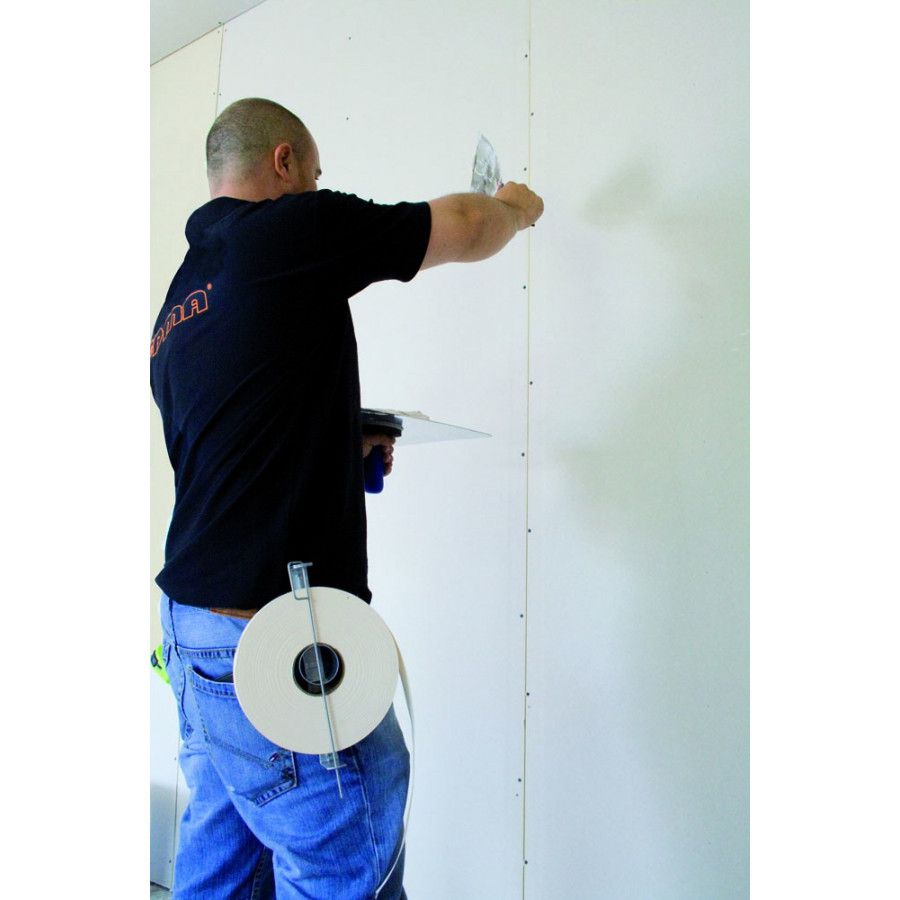 man met voegband houder