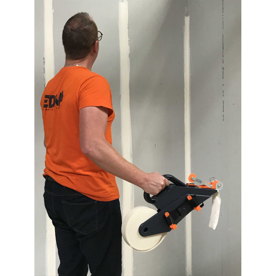 Edma Drywall taper in gebruik